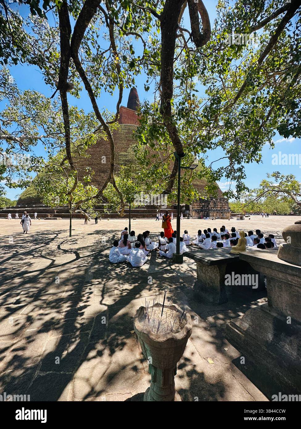 Stupa buddista sacro che si erge alto sotto il cielo, simboleggia la pace, l'illuminazione e il patrimonio spirituale delle antiche tradizioni dello Sri Lanka. - Immagine stock catturata con smartphone
