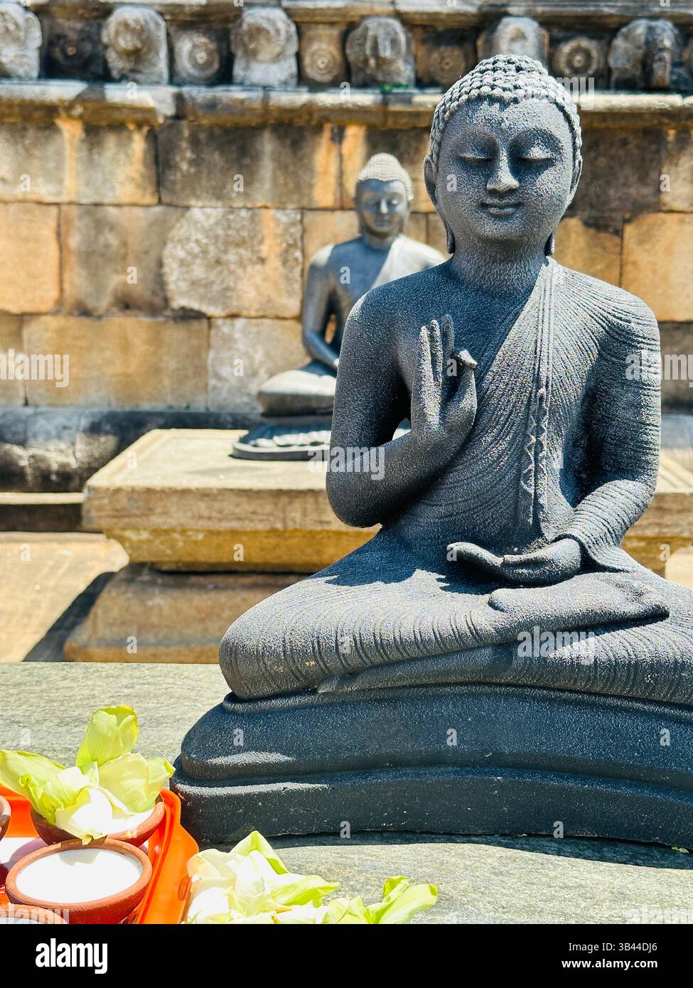 Pacifica statua di Buddha catturata in un ambiente sereno, simboleggia l'illuminazione, la consapevolezza e l'essenza spirituale del buddismo nello Sri Lanka. - Immagine stock catturata con smartphone