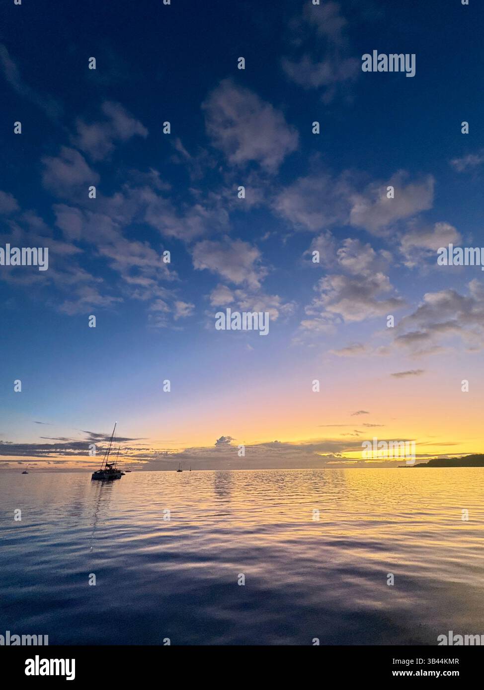 Tramonto tranquillo sulle acque calme - Immagine stock catturata con smartphone