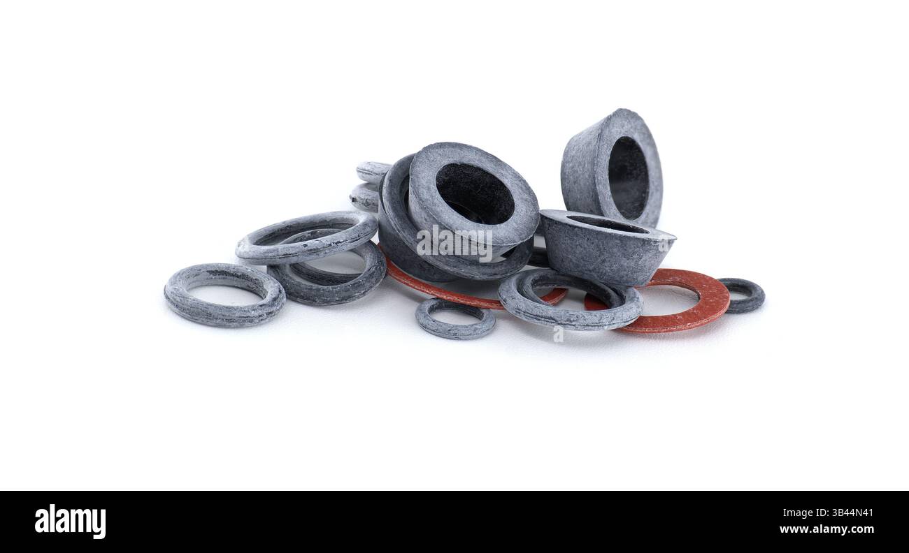 Una collezione di guarnizioni e guarnizioni in gomma assortite, in varie dimensioni e forme, disposte su uno sfondo bianco pulito. Questi componenti sono essenziali per Foto Stock