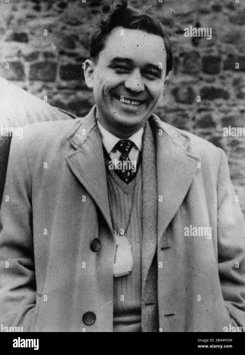 15 dicembre 1957 - i tre uomini e le due donne che si erano dichiarati non colpevoli delle accuse di aver cospirato per commettere violazioni della legge sui segreti ufficiali, sono stati tutti giudicati colpevoli ieri all'Old Bailey di Londra. I cinque sono: Gordon Lonsdale, 37 anni, della Casa Bianca, Albany-Street, Londra (condannato a 25 anni di carcere); Henry Frederick Houghton, 55 anni, funzionario pubblico di Meadow View-Road, Broadway, Waymouth, (condannato a 15 anni); Miss Ethel Gee, 46 anni, la sua fidanzata, di Hambre-Road, Portland (condannato a 15 anni); Peter John Kroger, 50 anni, e sua moglie, Helen 47, di Granley-drive, Ruislip, Middlesex, ( Foto Stock