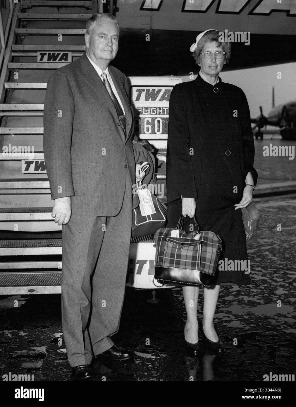 21 dicembre 1968 - Aeroporto di Idlewild, NY - 16 luglio in rotta verso Ginevra, Svizzera, in qualità di delegato degli Stati Uniti alla Conferenza delle Nazioni Unite sugli usi pacifici dell'energia atomica, Samuel Morris di Los Angeles. Un incaricato personale del presidente Eisenhower, il signor Morris, è il direttore generale del sistema idrico ed energetico di Los Angeles. La signora Morris ha accompagnato suo marito. Sono partiti oggi dalla costellazione internazionale in rotta non stop per Londra, dove parteciperanno per la prima volta a una conferenza internazionale sull'acqua. L'incontro sull'energia atomica avrà inizio a Ginevra l'8 agosto. (Immagine di credito: © Keystone Pictur Foto Stock
