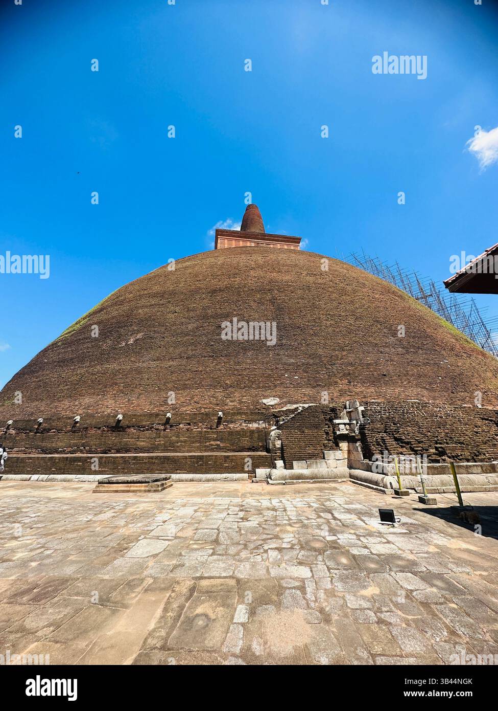 Stupa buddista sacro che si erge alto sotto il cielo, simboleggia la pace, l'illuminazione e il patrimonio spirituale delle antiche tradizioni dello Sri Lanka. - Immagine stock catturata con smartphone