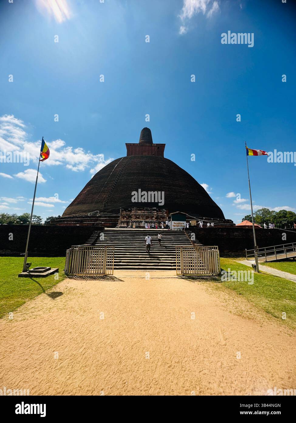 Stupa buddista sacro che si erge alto sotto il cielo, simboleggia la pace, l'illuminazione e il patrimonio spirituale delle antiche tradizioni dello Sri Lanka. - Immagine stock catturata con smartphone