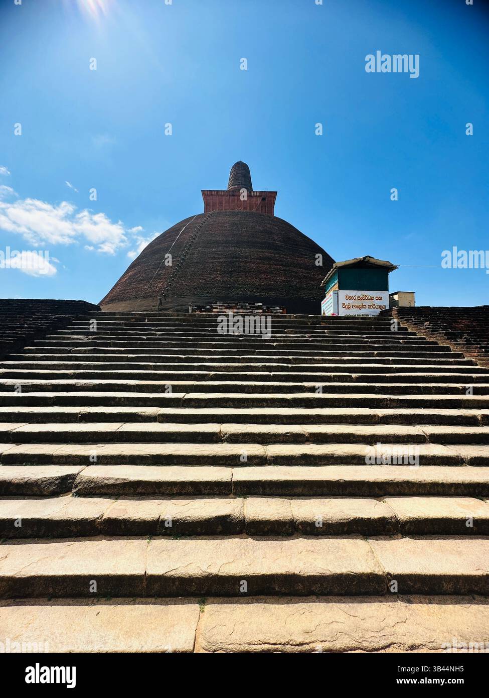 Stupa buddista sacro che si erge alto sotto il cielo, simboleggia la pace, l'illuminazione e il patrimonio spirituale delle antiche tradizioni dello Sri Lanka. - Immagine stock catturata con smartphone