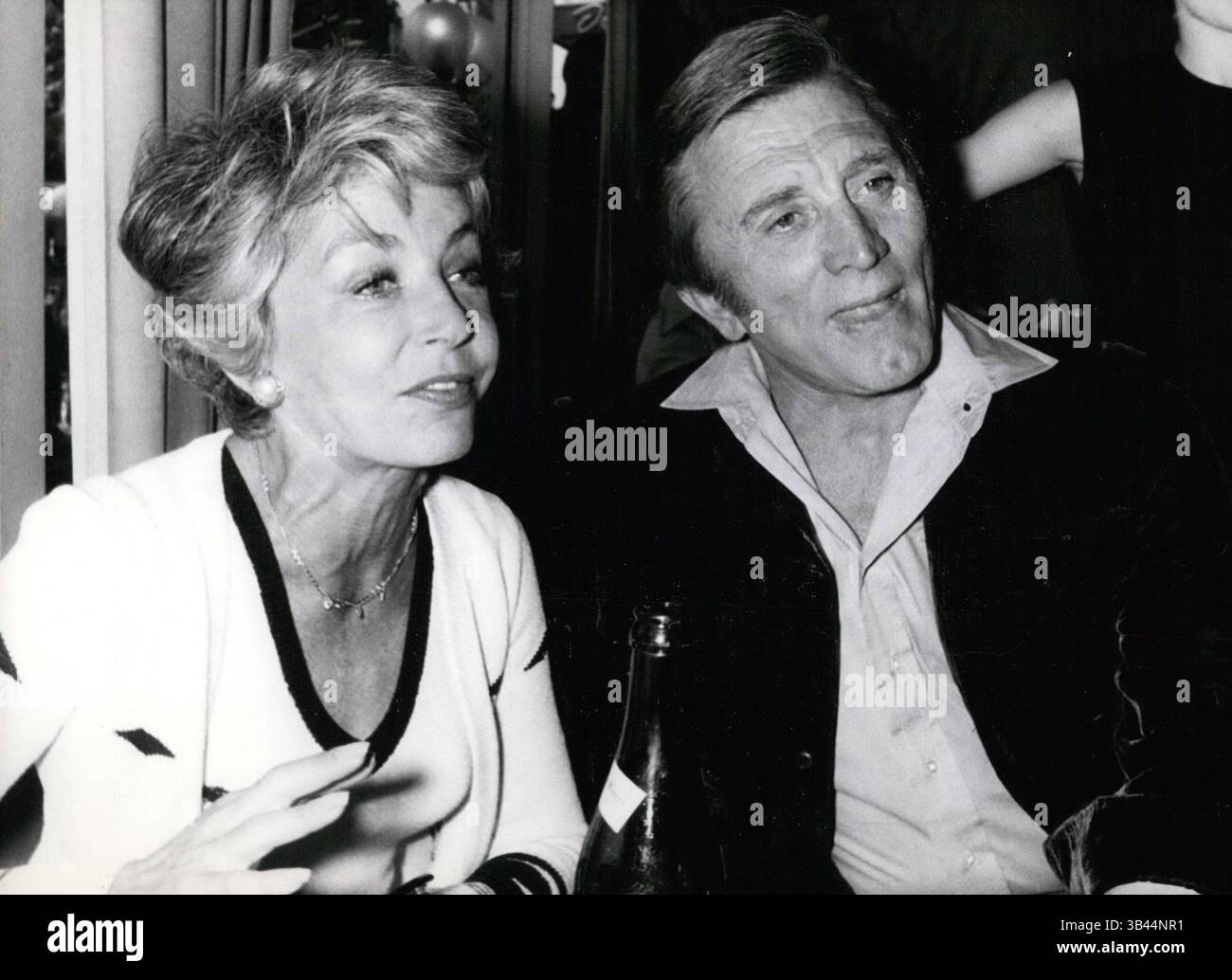 16 dicembre 1975 - Kirk Douglas diventerà 60 il 9 dicembre 1976 Ã¢â‚¬â€œ il 9 dicembre 1976, la star di Hollywood Kirk Douglas (visto qui con sua moglie Anne) diventerà 60 anni. L'attore è nato nello stato di New York come figlio di immigrati russi. Dopo gli studi all'American Academy of Dramatic Arts, uscì a Broadway nel 1941, ma poi dovette unirsi alla Marina durante la guerra. Nel 1946 Kirk Douglas. (Immagine di credito: © Keystone Pictures USA/ZUMAPRESS.com) Foto Stock