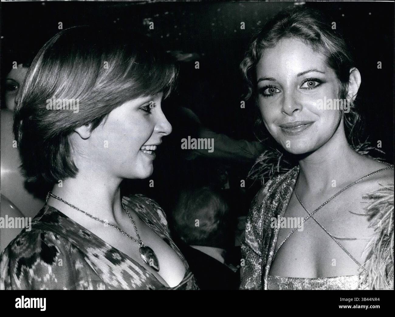 16 dicembre 2011 - Film-Ball a Monaco/Germania Ovest: La stagione 1976 del Carnevale è iniziata qualche giorno fa e le palle si svolgono ovunque. A Monaco c'era ora il tradizionale "Festival della famiglia del film", dove circa 1200 persone, stelle e stelle provenienti dalla Germania e da paesi stranieri, dove si divertono benissimo. Spettacoli fotografici: La Screen-star americana Sydne Rome (Sydne Rome- r.), che è venuta speciale a Monaco a causa di questa soiree, e l'attrice tedesca Susanne Uhlen ( Susanne Uhlen-1.); solo lei ha ottenuto la migliore attrice tedesca della generazione nascente. (Immagine di credito: © Keystone Pictures USA/ Foto Stock