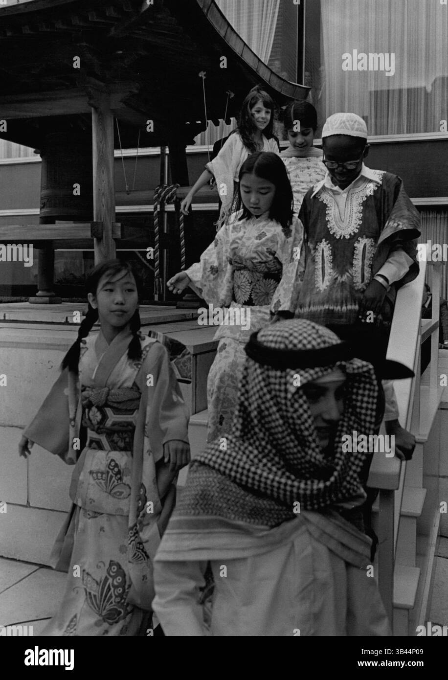 20 dicembre 1965 - i bambini nei loro costumi nazionali all'ONU (immagine di credito: © Keystone Pictures USA/ZUMAPRESS.com) Foto Stock