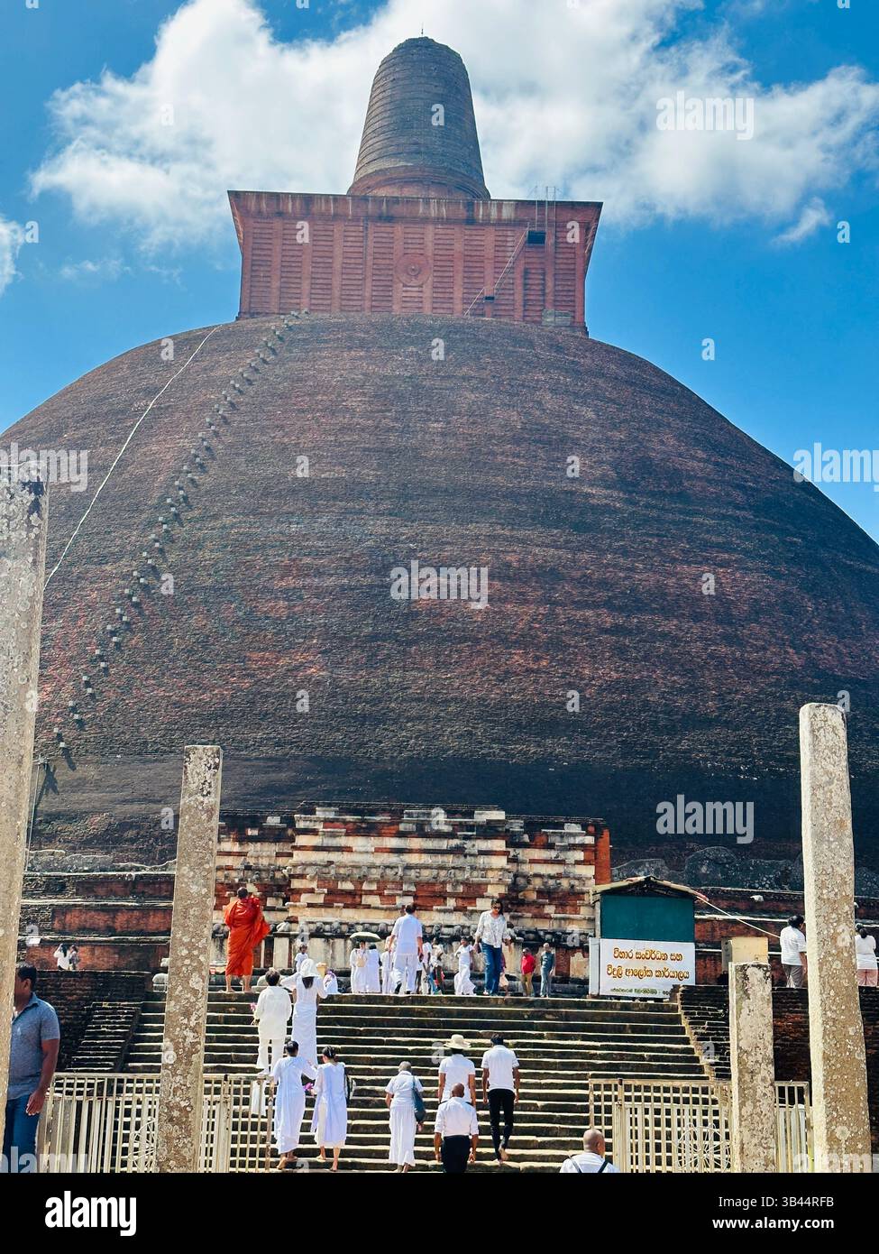 Stupa buddista sacro che si erge alto sotto il cielo, simboleggia la pace, l'illuminazione e il patrimonio spirituale delle antiche tradizioni dello Sri Lanka. - Immagine stock catturata con smartphone