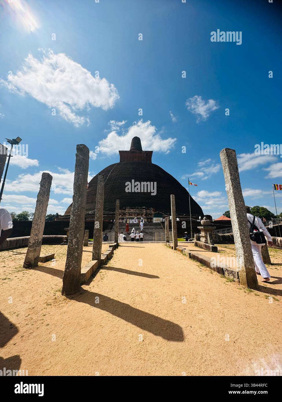 Stupa buddista sacro che si erge alto sotto il cielo, simboleggia la pace, l'illuminazione e il patrimonio spirituale delle antiche tradizioni dello Sri Lanka. - Immagine stock catturata con smartphone