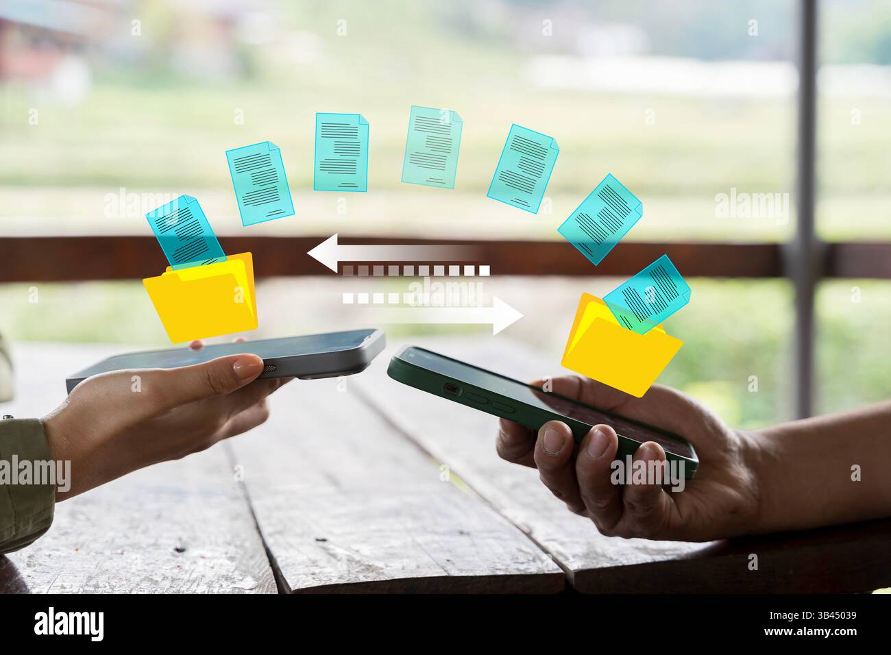 Uomo che possiede uno smartphone con trasferimento dei dati dei file di documenti su cloud, migrazione, condivisione, dati di backup, Scambio di file su cartella. Manuale documento sulla tecnologia Foto Stock