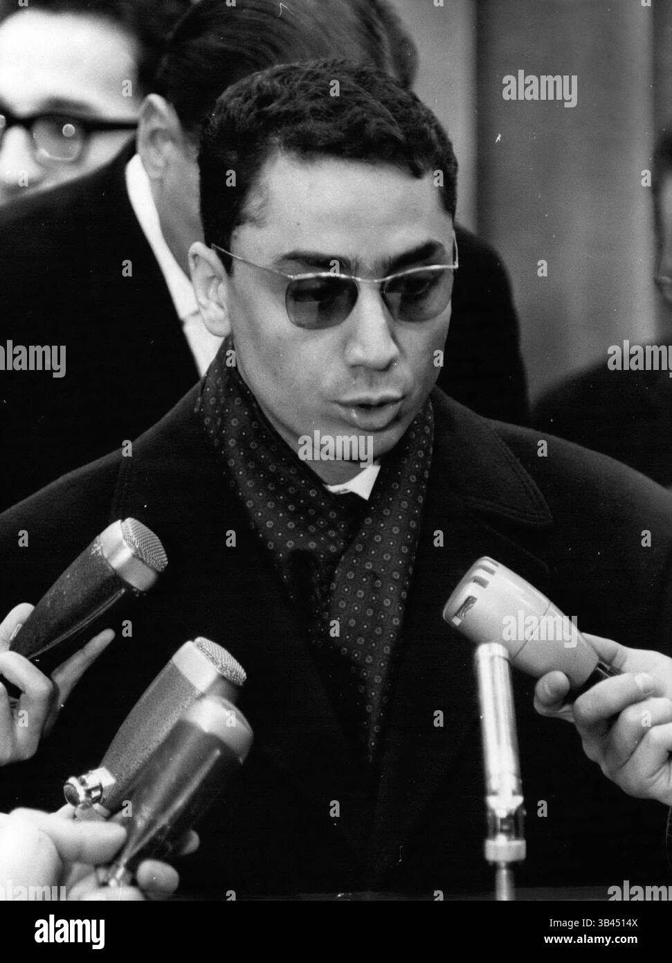 21 dicembre 2011 - le ministre Algerien des affaires etrangeres a Parigi: Sig. Mohamed Khemisti, ministre algerien des affaires estrangeres, est arrive ve matin a orly. Sig. Khemisti, qui compte ester quatre ou cino jours a Paris, sera recu par Mr Couve de Murville et Mr Joxe. Le Ministre Algerien doit sentertenir aves Les Ministres Francais des problemes relatifs a la cooperation Franco algerienne prevue par les Accords devian. NPM/MR Mohamed Khemisti arriva un figlio orly repond aux questions des journalistes. (Immagine di credito: © Keystone Pictures USA/ZUMAPRESS.com) Foto Stock