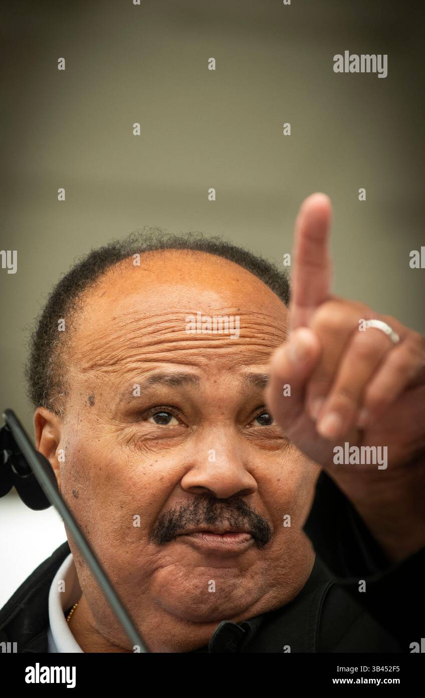 Martin Luther King III, Boston, Massachusetts, Stati Uniti. 2025. 60th Anniversary of the 1965 Boston Freedom March. Martin Luther King III, figlio maggiore del leader per i diritti civili Martin Luther King Jr. (1929-1968), parla alle centinaia riunite per commemorare il 60° anniversario della partecipazione di suo padre al Boston Freedom Rally del 1965. Foto Stock