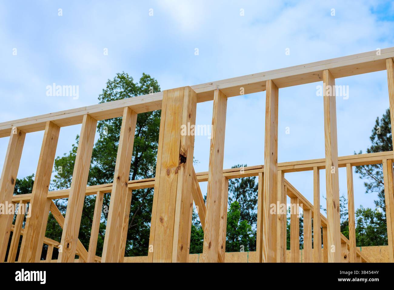 I lavoratori costruiscono strutture in legno che mostrano i progressi nella residenza durante il giorno dei lavori Foto Stock