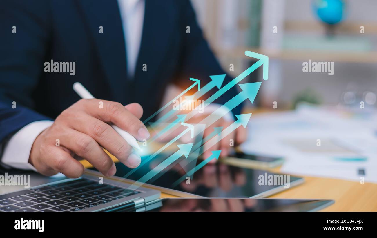 Report di analisi dei dati aziendali con dashboard degli indicatori di prestazioni, grafico grafico della crescita economica, uomo d'affari che utilizza tablet digitali e notebook per analoga Foto Stock