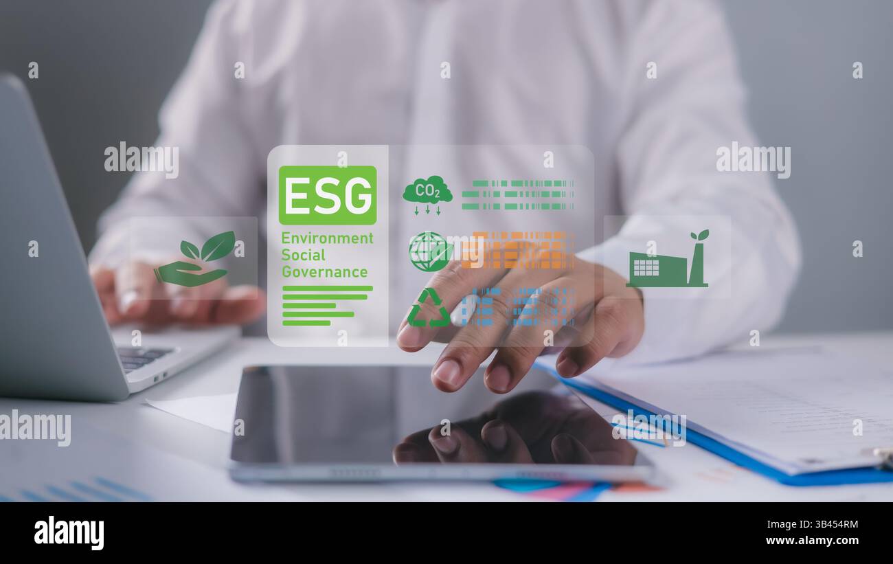 ESG Environmental Social governance investment business concept, uomo d'affari che utilizza un laptop per analizzare ESG sullo schermo nella strategia di investimento aziendale con Foto Stock