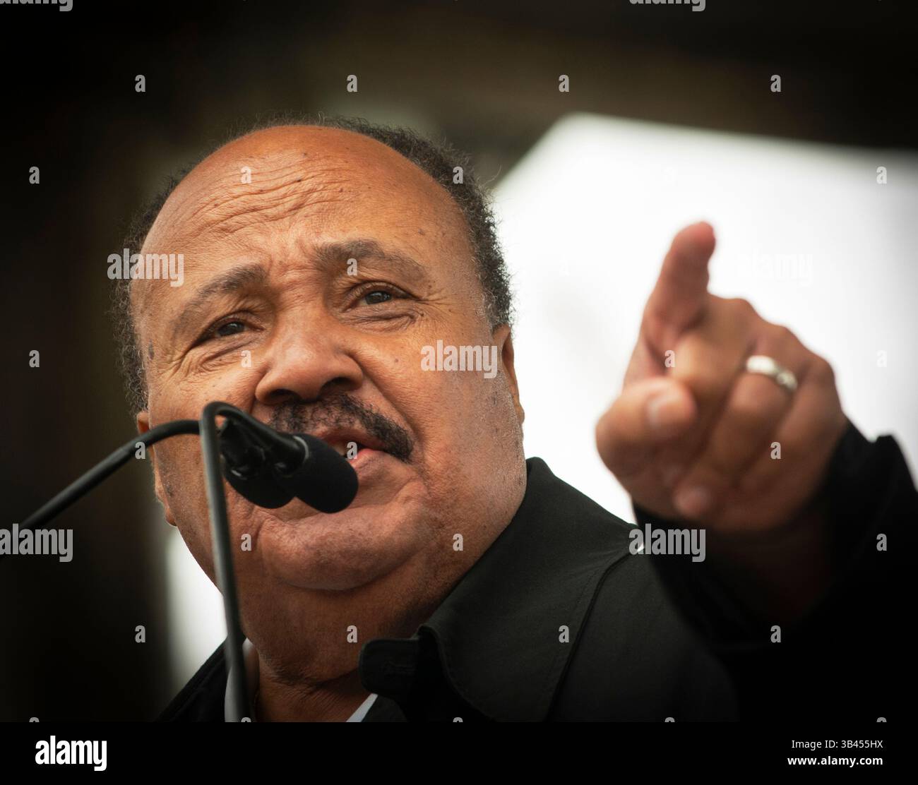 Martin Luther King III, Boston, Massachusetts, Stati Uniti. 2025. 60th Anniversary of the 1965 Boston Freedom March. Martin Luther King III, figlio maggiore del leader per i diritti civili Martin Luther King Jr. (1929-1968), parla alle centinaia riunite per commemorare il 60° anniversario della partecipazione di suo padre al Boston Freedom Rally del 1965. Foto Stock