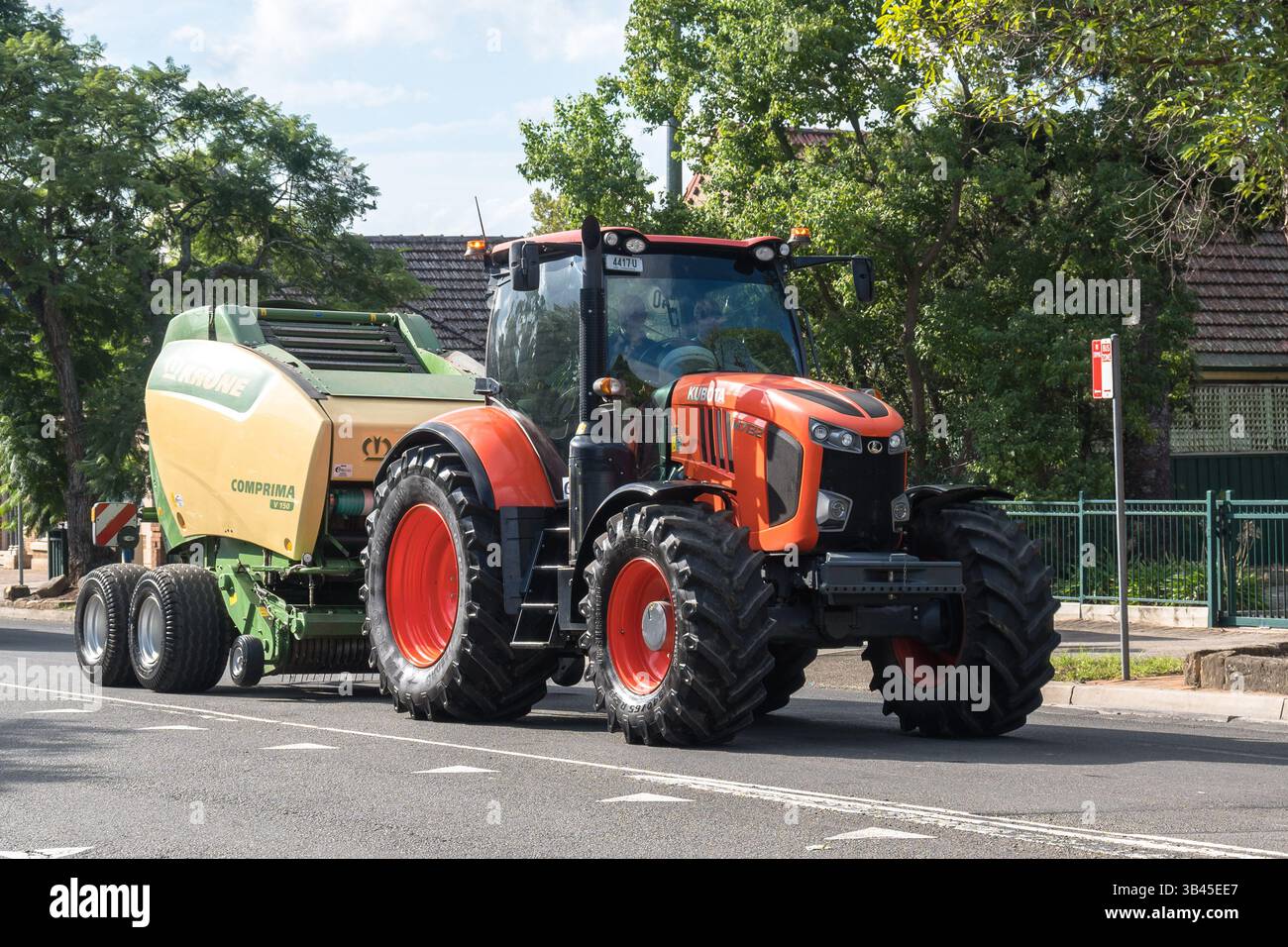 Un trattore Kubota M7132 che traina un'imballatrice Krone Comprima V150 durante la sfilata di Camden Show Foto Stock