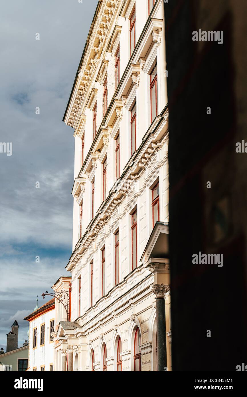 I visitatori possono ammirare l'intricato design di un edificio storico a Cesky Krumlov, che presenta una notevole architettura. La struttura è alta Foto Stock