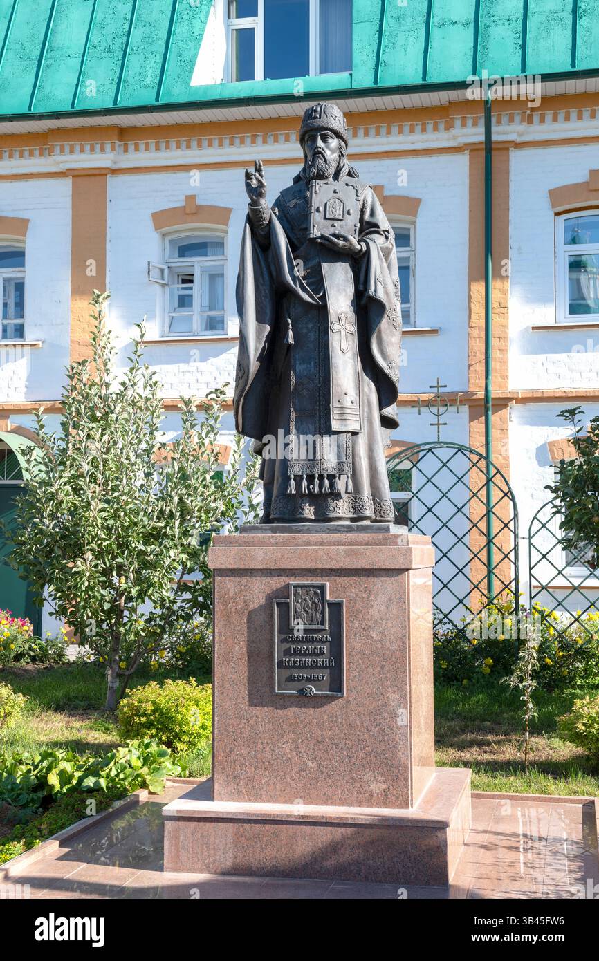 CHEBOKSARY, RUSSIA - 4 SETTEMBRE 2024: Monumento al santo tedesco Kazansky sul territorio del monastero della Santissima Trinità. Cheboksary, Chuvashia Foto Stock
