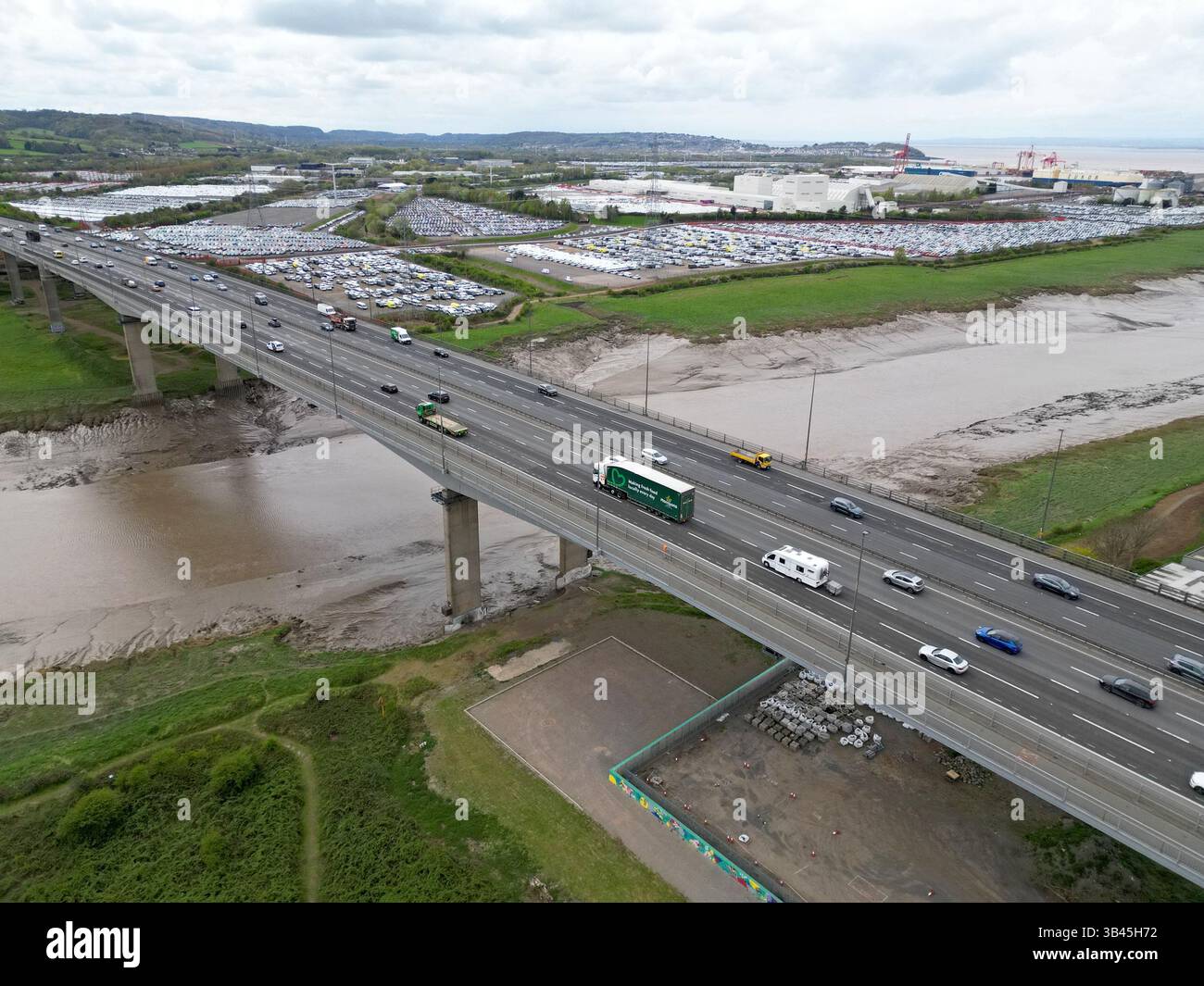 Vista aerea con droni dell'autostrada M5 sul cavalcavia di Avonmouth e del nuovo deposito auto di Portbury Docks, Bristol, Regno Unito, aprile 2025 Foto Stock