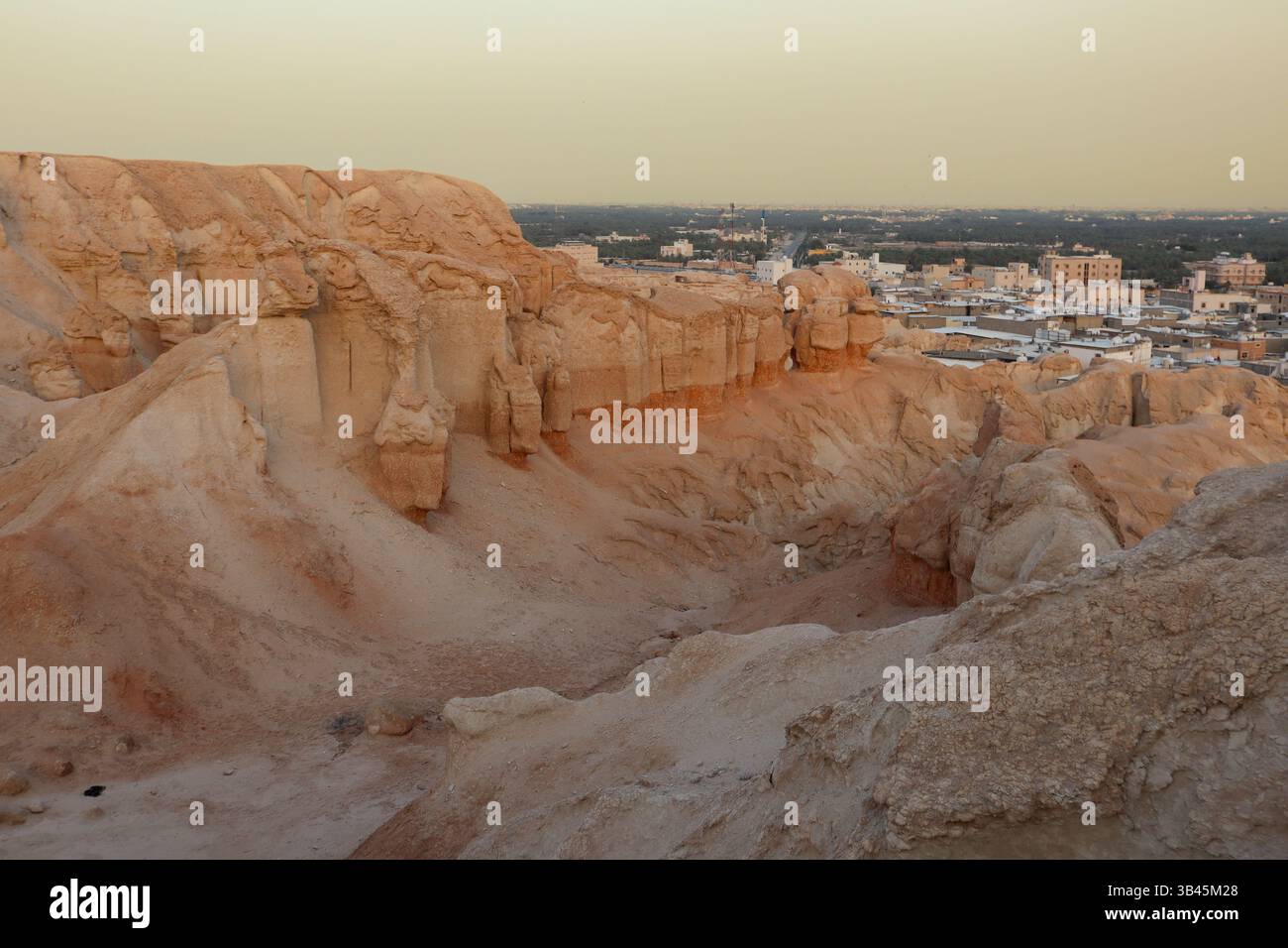 Una vista della città di Hofuf dalla cima della sezione occidentale del monte al Qarah nel Governatorato di al-Ahsa, Regno dell'Arabia Saudita Foto Stock
