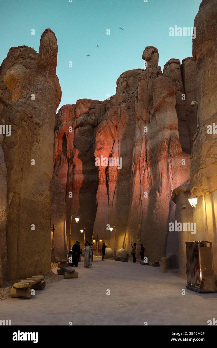 L'ingresso alle grotte del monte al Qarah a Hofuf, Governatorato di al-Ahsa, Regno dell'Arabia Saudita. Foto di Tuvyan Savuy Foto Stock