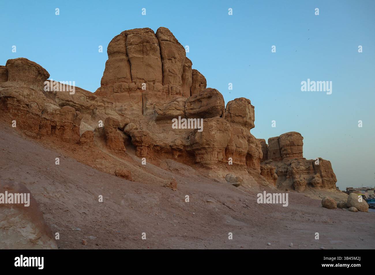 Una vista della sezione occidentale del monte al Qarah nella città di Hofuf, Governatorato di al Ahsa, Regno dell'Arabia Saudita. Foto di Tuvyan Savuy Foto Stock