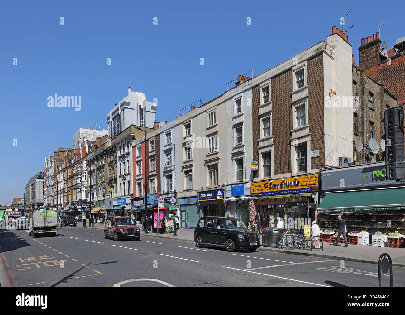 Edgware Road, Londra, Regno Unito. Strada commerciale etnica e trafficata in questa zona mediorientale della città. Foto Stock