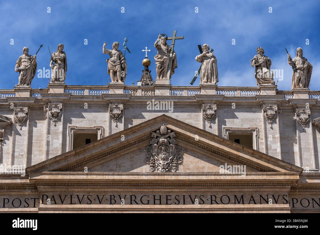 Statua del Cristo Redentore al centro con San Giovanni Battista a destra e Sant'Andrea a sinistra sopra il frontone della basilica di San Pietro con Foto Stock