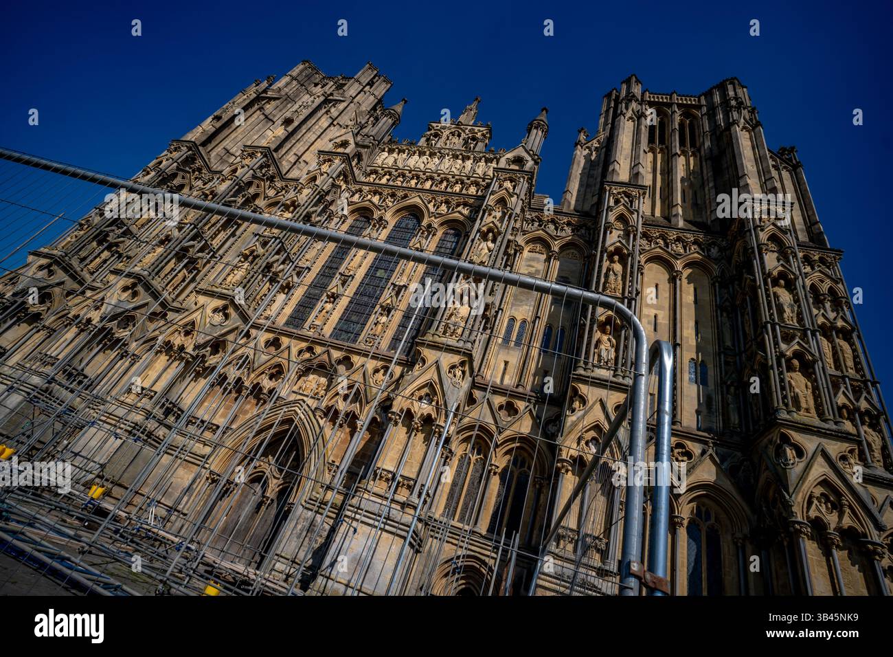 Wells, Regno Unito. 29 aprile 2025. Ponteggi in costruzione sul fronte occidentale della cattedrale di Wells come parte dei continui sforzi di manutenzione e conservazione. L'iconica struttura gotica, risalente al XII secolo, è in fase di conservazione per proteggere le sue intricate opere in pietra medievali e i dettagli architettonici. L'impalcatura indica l'inizio di una nuova fase del programma di restauro della cattedrale. Crediti: Thomas Faull/Alamy Live News Foto Stock