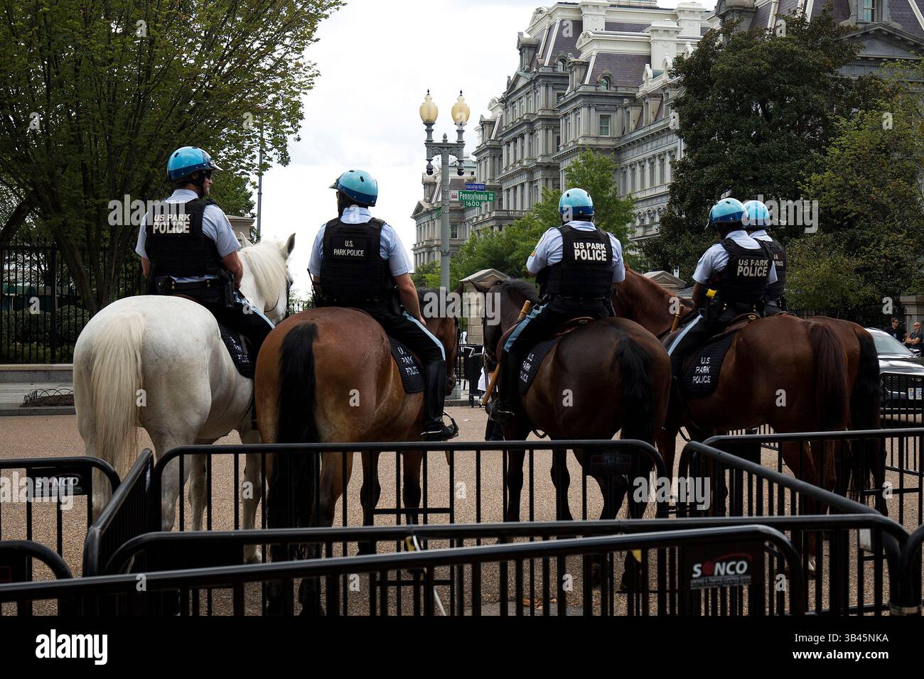 Washington, Stati Uniti d'America - 12 settembre 2023: Poliziotti sui cavalli vicino alla Casa Bianca a Washington negli Stati Uniti d'America Foto Stock