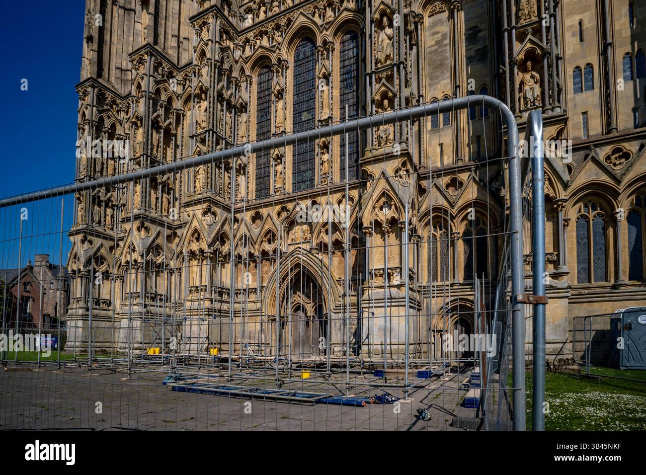 Wells, Regno Unito. 29 aprile 2025. Ponteggi in costruzione sul fronte occidentale della cattedrale di Wells come parte dei continui sforzi di manutenzione e conservazione. L'iconica struttura gotica, risalente al XII secolo, è in fase di conservazione per proteggere le sue intricate opere in pietra medievali e i dettagli architettonici. L'impalcatura indica l'inizio di una nuova fase del programma di restauro della cattedrale. Crediti: Thomas Faull/Alamy Live News Foto Stock
