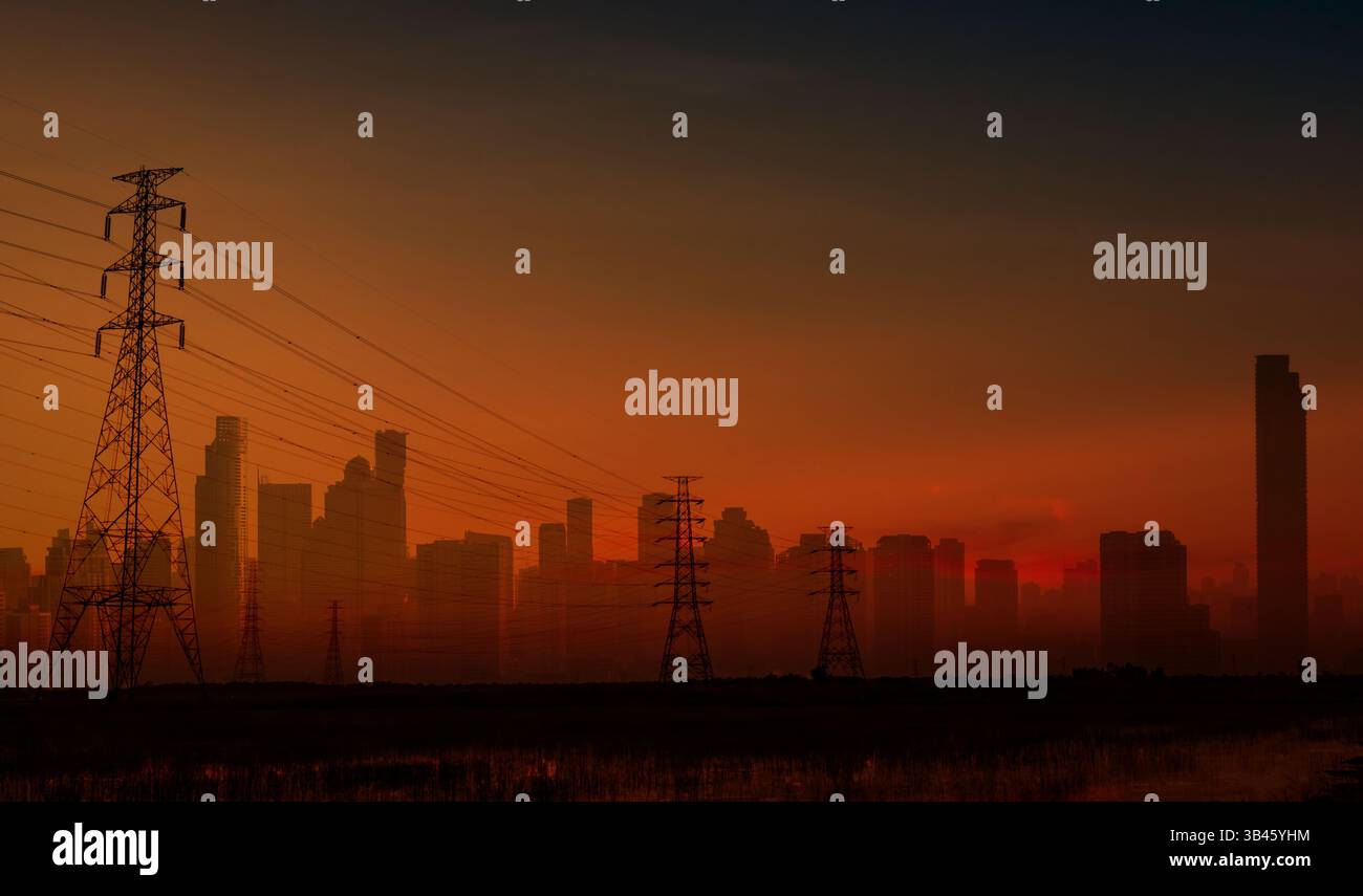 Il blackout in Spagna e Portogallo mostra un paesaggio urbano buio con pilone elettrico. Crisi energetica europea. Interruzione di corrente e vulnerabilità dell'infrastruttura Foto Stock