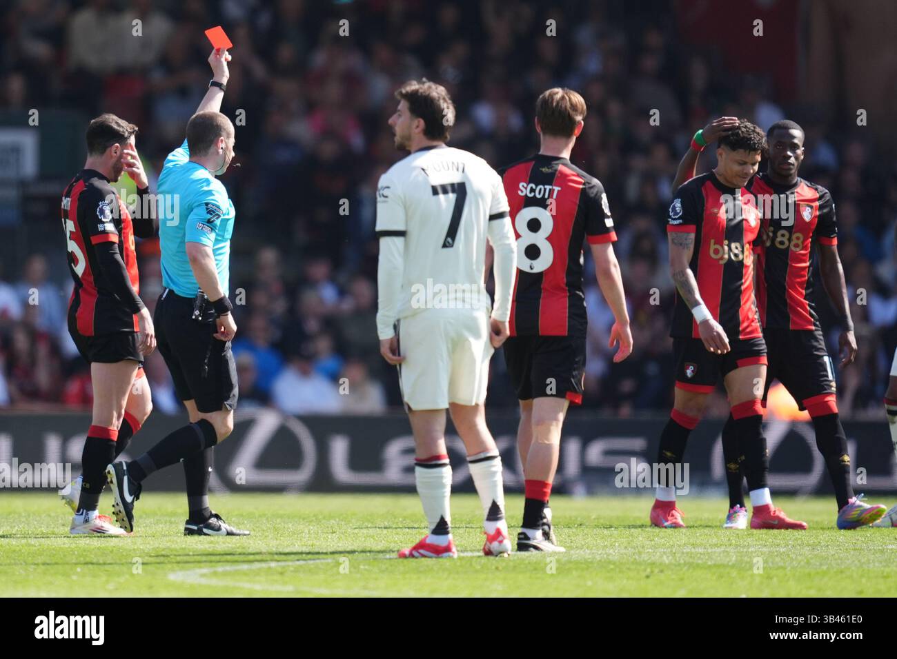 Foto del file datata 27-04-2025 dell'arbitro Peter Bankes (il secondo da sinistra) che mostra Evanilson dell'AFC Bournemouth (il secondo da destra) un cartellino rosso. Evanilson è disponibile a partecipare alla partita di Premier League di sabato all'Arsenal dopo aver subito un divieto di tre partite a seguito del suo cartellino rosso contro il Manchester United. Data di pubblicazione: Mercoledì 30 aprile 2025. Foto Stock