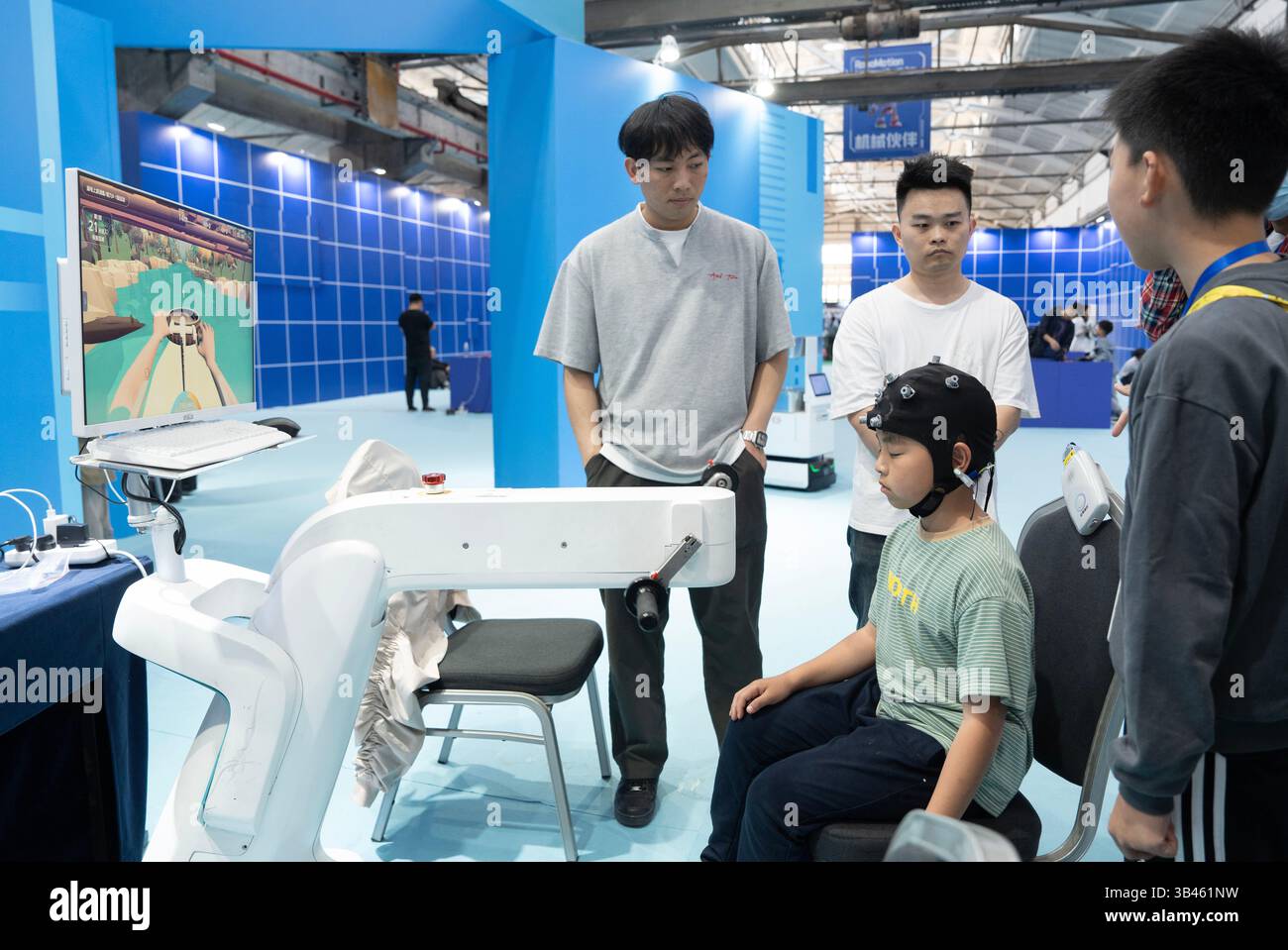 Un ragazzo sperimenta giochi interattivi con interfaccia Brain computer. Hangzhou, Cina. 29 aprile 2025. 2025 Dream Paradise: AI robot Cool Play Park è stato inaugurato nella città di Hangzhou, provincia di Zhejiang, il 29 aprile 2025. Il parco ha creato uno spazio da sogno dove umani e intelligenza artificiale coesistono e si fondono attraverso oltre 60 esperienze interattive e oltre 150 robot intelligenti. Credito: Wu Junyi/China News Service/Alamy Live News Foto Stock