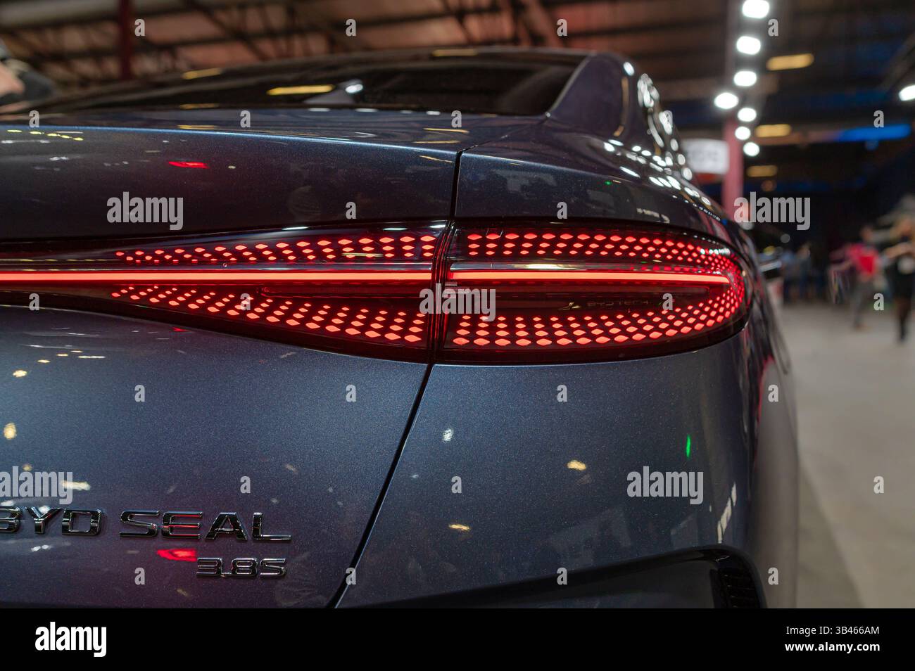 Riga, Lettonia - 25 aprile 2025: Il sigillo BYD per veicoli elettrici presenta luci di posizione posteriori moderne e un design aerodinamico all'esposizione dell'auto nel centro della città. Foto Stock