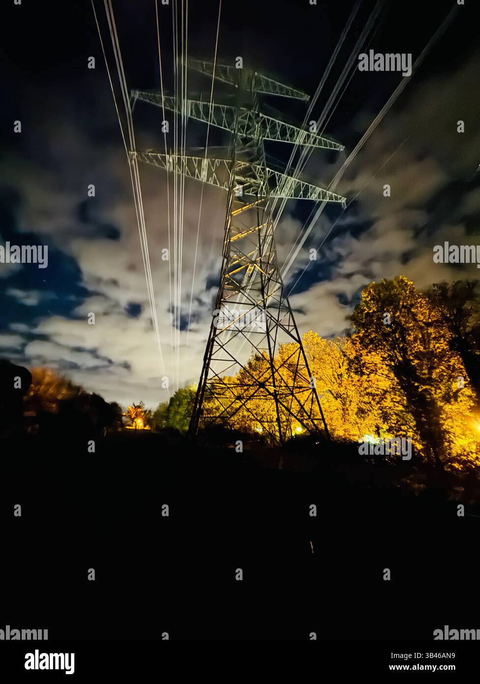 Linee elettriche notturne in Alfter - Immagine stock catturata con smartphone