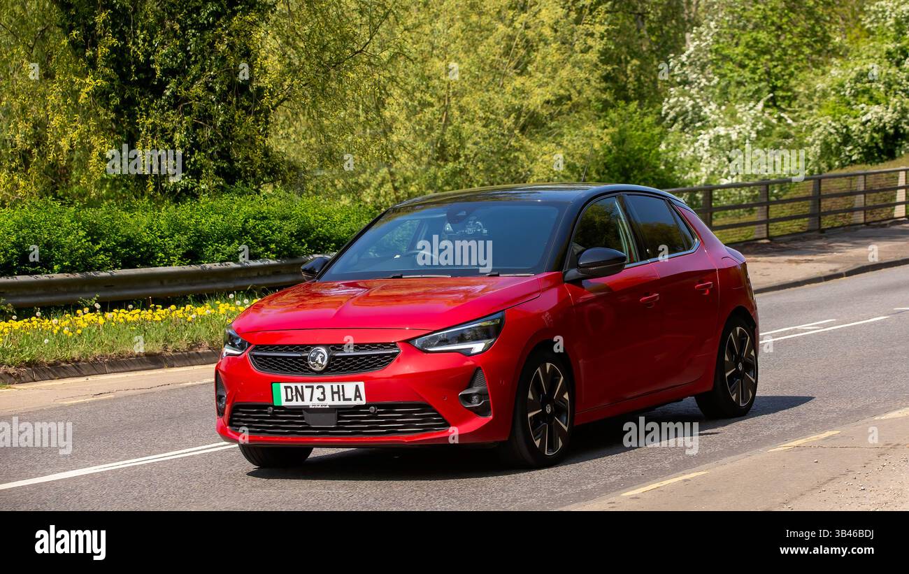 Milton Keynes, Bucks., UK - 27 aprile 2025: 2023 Vauxhall corsa rossa e ultima auto elettrica su una strada inglese. Foto Stock