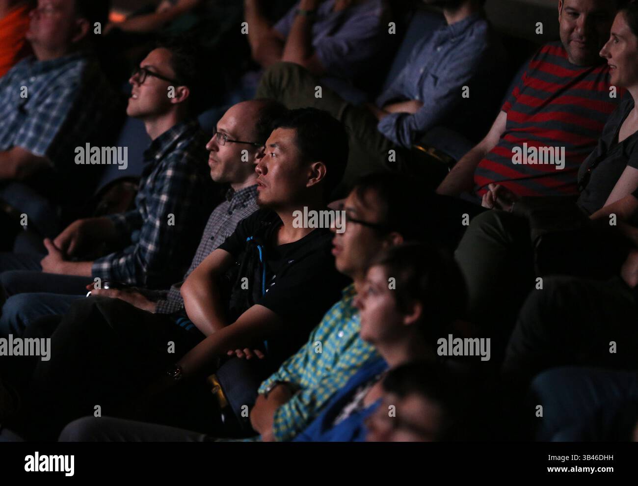 12 agosto 2015 - Chicago, il, USA - gli amanti del cinema guardano le anteprime prima di una proiezione del film di Bill Forsyth ''Housekeeping'' presentato dalla Northwest Chicago Film Society alla Northeastern Illinois University il 12 agosto 2015 a Chicago. (Immagine di credito: © Terrence Antonio James/TNS via ZUMA Wire) Foto Stock