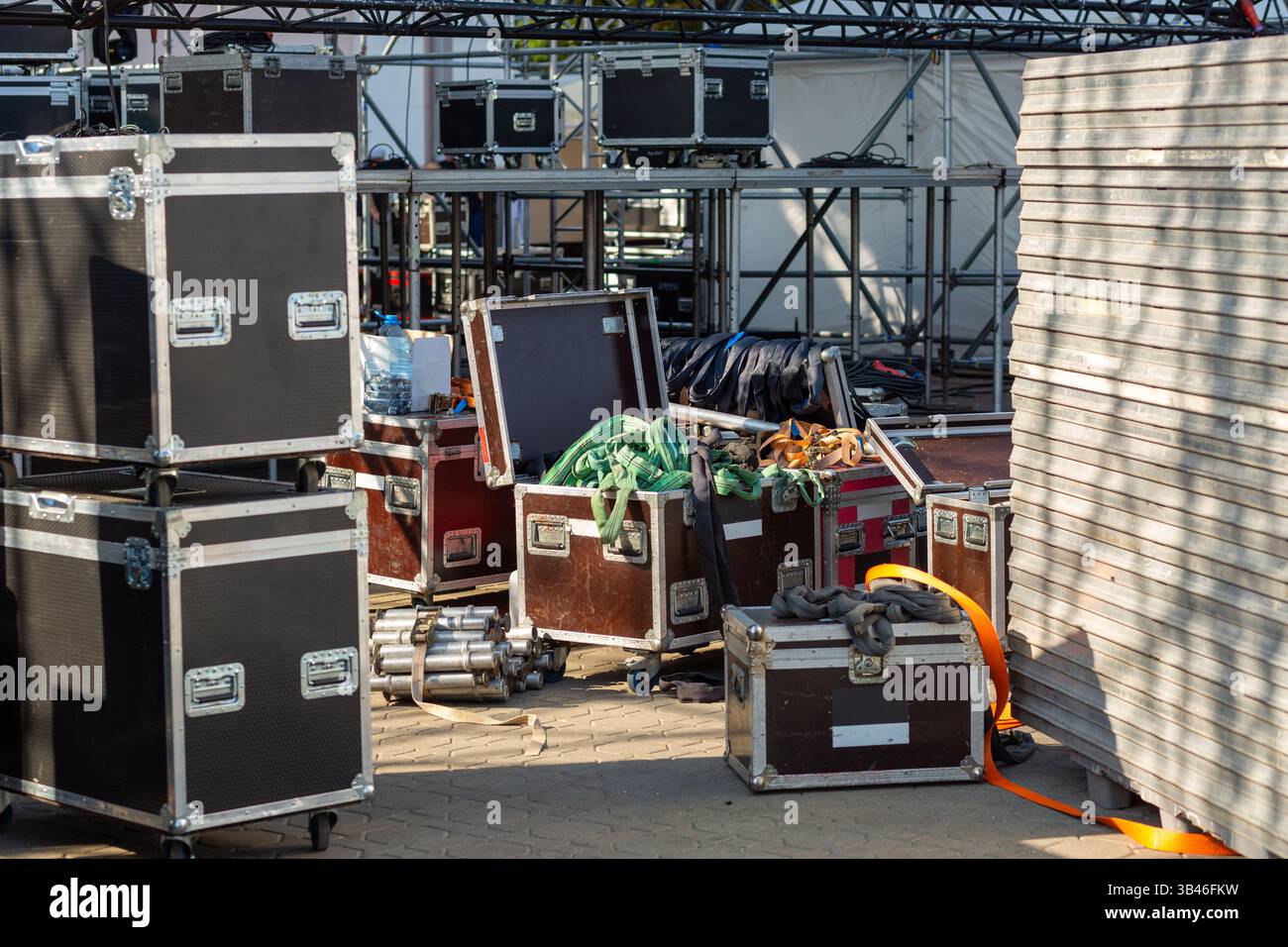 Attrezzatura da palcoscenico prima del concerto. Scatole con attrezzatura da concerto: Altoparlanti, illuminazione, amplificatori, pannelli LED e cavi. Foto Stock