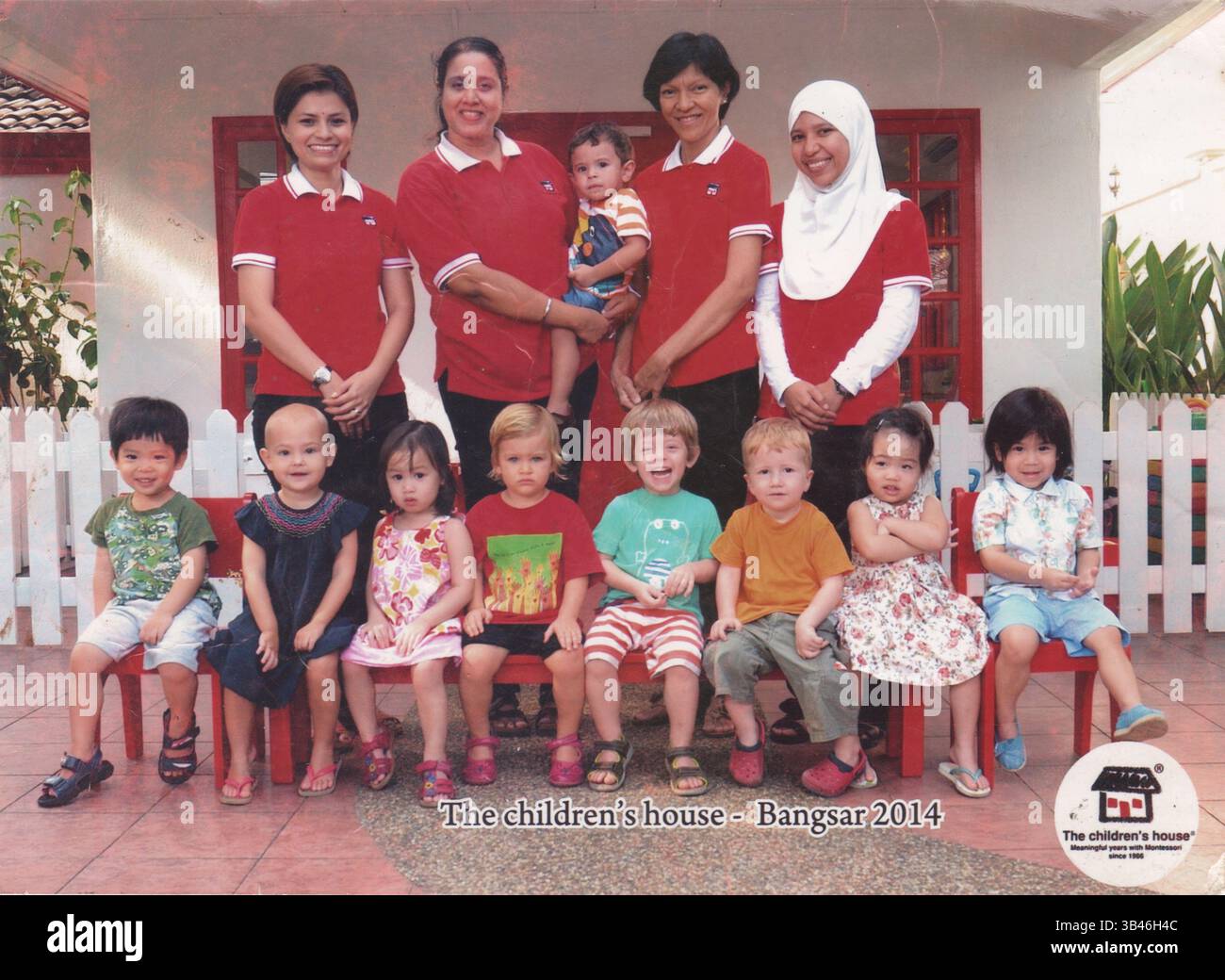 Ritratto di gruppo di bambini e insegnanti presso la scuola Children’s House Montessori di Bangsar, Kuala Lumpur, Malesia, 2014 realizzato fuori dalla classe Foto Stock