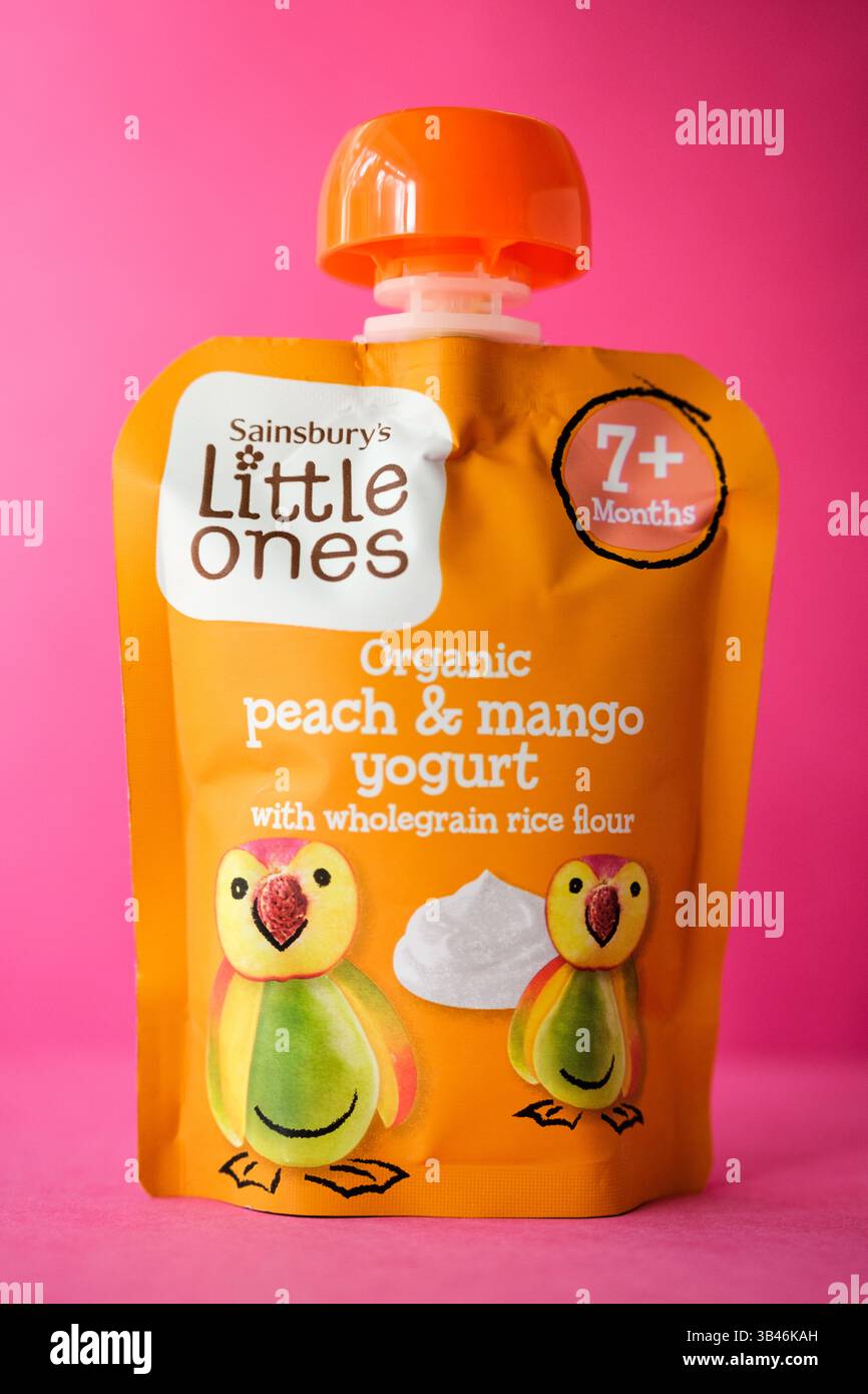 Londra Regno Unito, aprile 30 2025, Sainsburys Little Ones Organic Peach e Mango yogurt Puree con farina di riso integrale Baby Food dessert Foto Stock