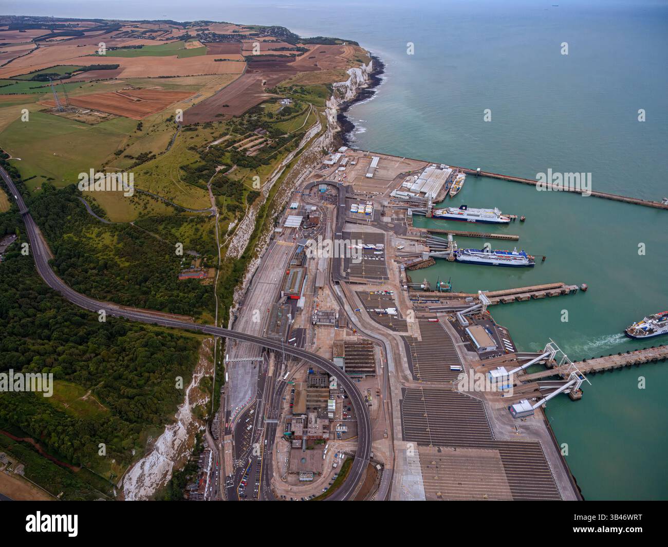Vista aerea del porto di dover, dove le bianche scogliere incontrano le infrastrutture industriali, la natura e il commercio convergono alla porta d'ingresso della Gran Bretagna verso l'Europa Foto Stock