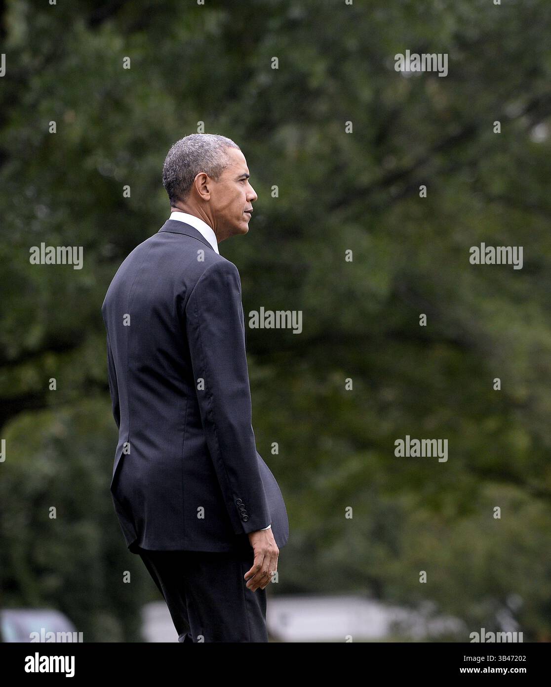 4 ottobre 2015 - Washington, District of Columbia, Stati Uniti d'America - il presidente degli Stati Uniti Barack Obama cammina sul South Lawn verso il Marine prima della sua partenza dalla Casa Bianca il 4 ottobre 2015 a Washington, DC. Il presidente Obama sta viaggiando a Emmitsburg, Maryland per presentare osservazioni al 34th National Fallen Firefighters Memorial Service..credito: Olivier Douliery / Pool via CNP (Credit Image: © Olivier Douliery/CNP via ZUMA Wire) Foto Stock