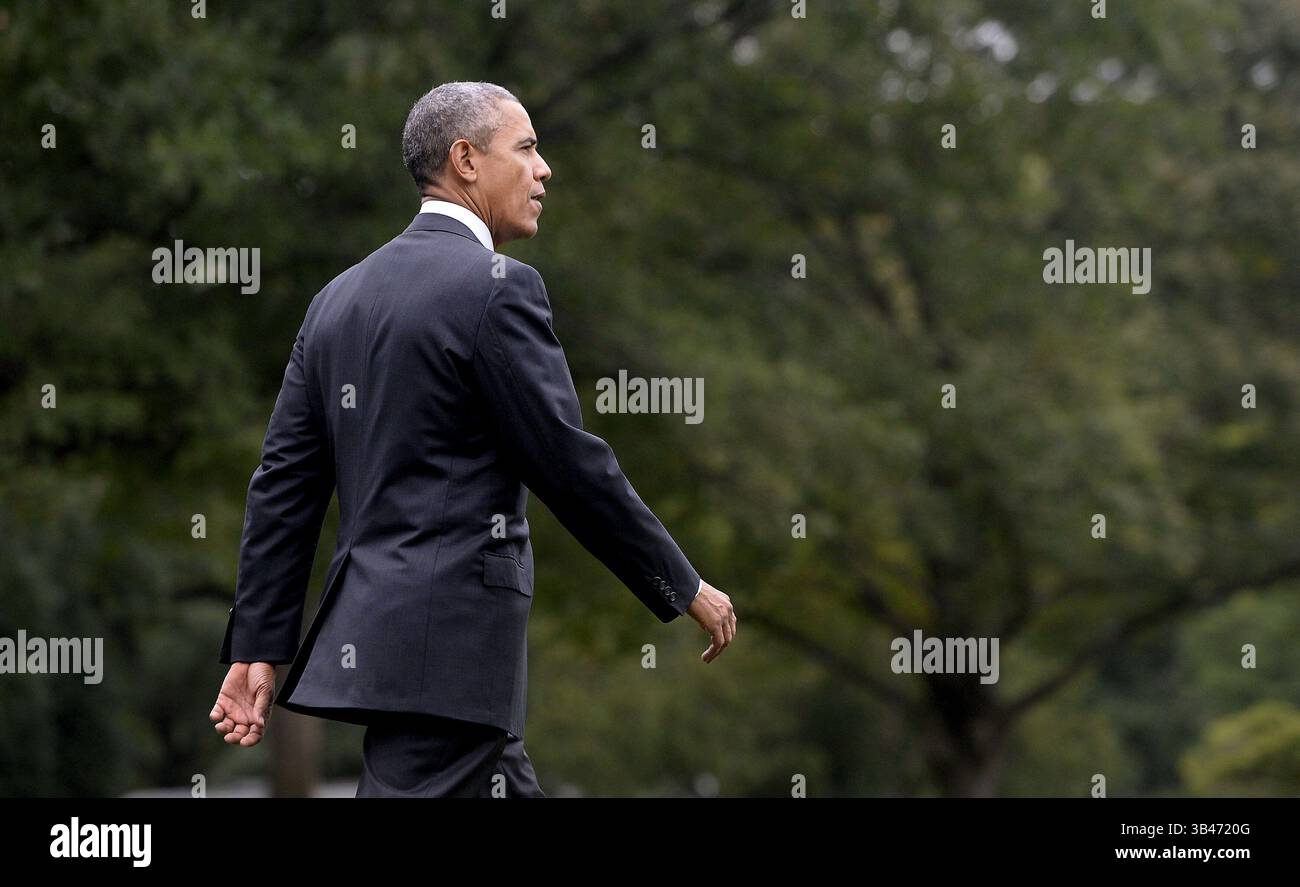4 ottobre 2015 - Washington, District of Columbia, Stati Uniti d'America - il presidente degli Stati Uniti Barack Obama cammina sul South Lawn verso il Marine prima della sua partenza dalla Casa Bianca il 4 ottobre 2015 a Washington, DC. Il presidente Obama sta viaggiando a Emmitsburg, Maryland per presentare osservazioni al 34th National Fallen Firefighters Memorial Service..credito: Olivier Douliery / Pool via CNP (Credit Image: © Olivier Douliery/CNP via ZUMA Wire) Foto Stock
