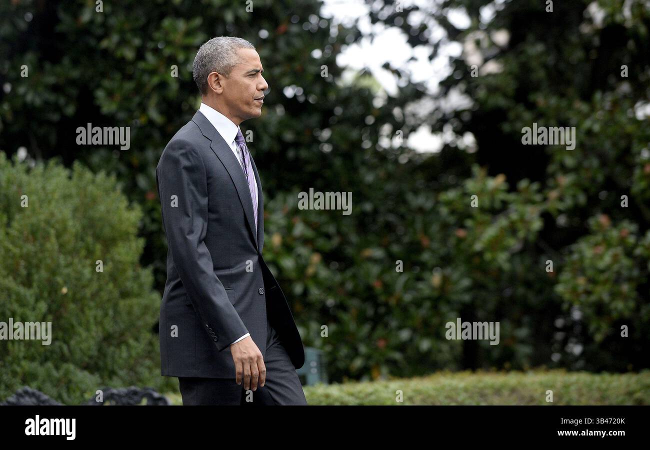 4 ottobre 2015 - Washington, District of Columbia, Stati Uniti d'America - il presidente degli Stati Uniti Barack Obama cammina sul South Lawn verso il Marine prima della sua partenza dalla Casa Bianca il 4 ottobre 2015 a Washington, DC. Il presidente Obama sta viaggiando a Emmitsburg, Maryland per presentare osservazioni al 34th National Fallen Firefighters Memorial Service..credito: Olivier Douliery / Pool via CNP (Credit Image: © Olivier Douliery/CNP via ZUMA Wire) Foto Stock
