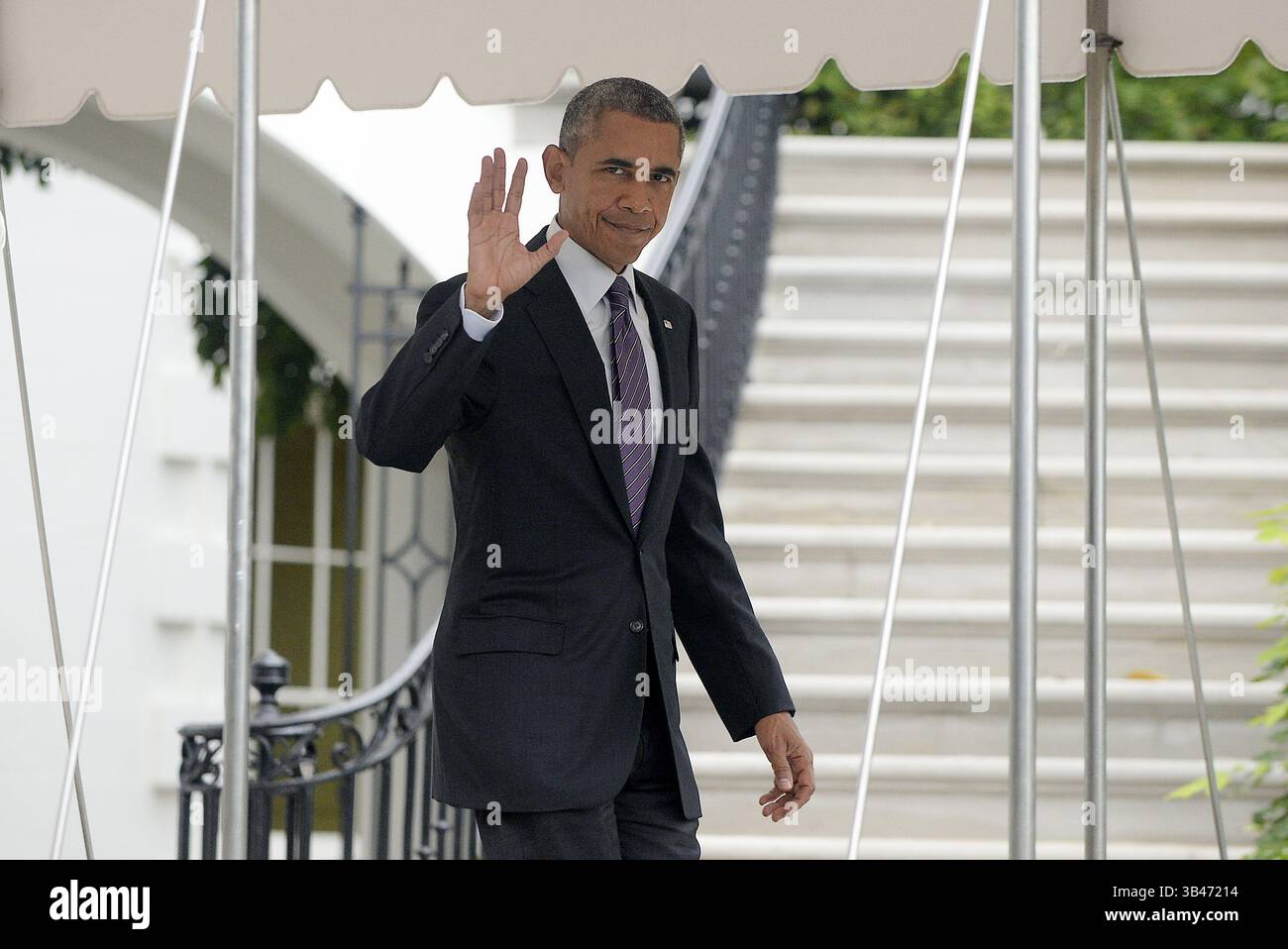 4 ottobre 2015 - Washington, Distretto di Columbia, Stati Uniti d'America - il presidente degli Stati Uniti Barack Obama saluta ai fotografi mentre cammina sul South Lawn verso il Marine prima della sua partenza dalla Casa Bianca il 4 ottobre 2015 a Washington, DC. Il presidente Obama sta viaggiando a Emmitsburg, Maryland, per fare osservazioni al 34° National Fallen Firefighters Memorial Service. Credito: Olivier Douliery / Pool via CNP (immagine di credito: © Olivier Douliery/CNP via ZUMA Wire) Foto Stock