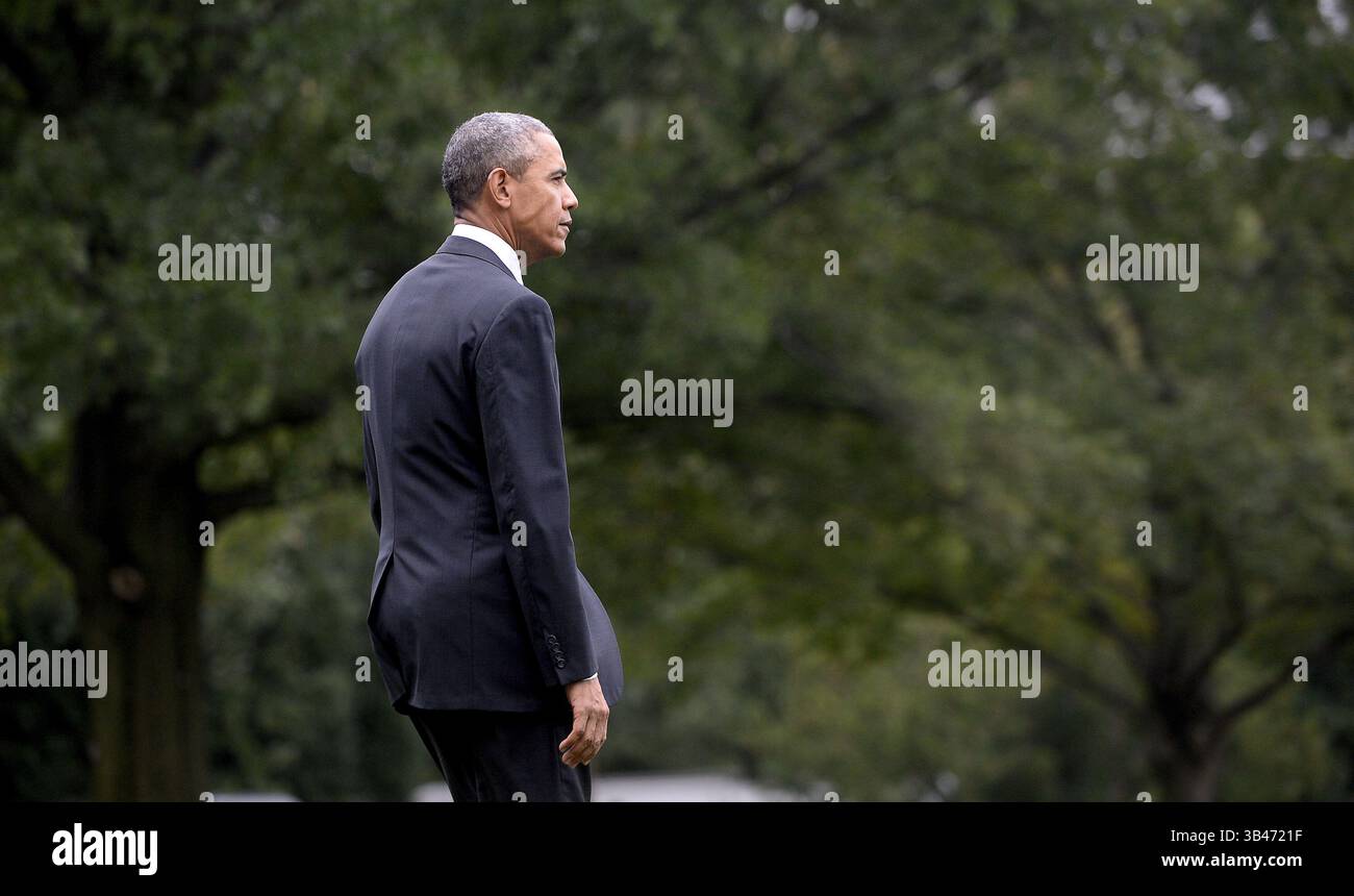 4 ottobre 2015 - Washington, District of Columbia, Stati Uniti d'America - il presidente degli Stati Uniti Barack Obama cammina sul South Lawn verso il Marine prima della sua partenza dalla Casa Bianca il 4 ottobre 2015 a Washington, DC. Il presidente Obama sta viaggiando a Emmitsburg, Maryland per presentare osservazioni al 34th National Fallen Firefighters Memorial Service..credito: Olivier Douliery / Pool via CNP (Credit Image: © Olivier Douliery/CNP via ZUMA Wire) Foto Stock