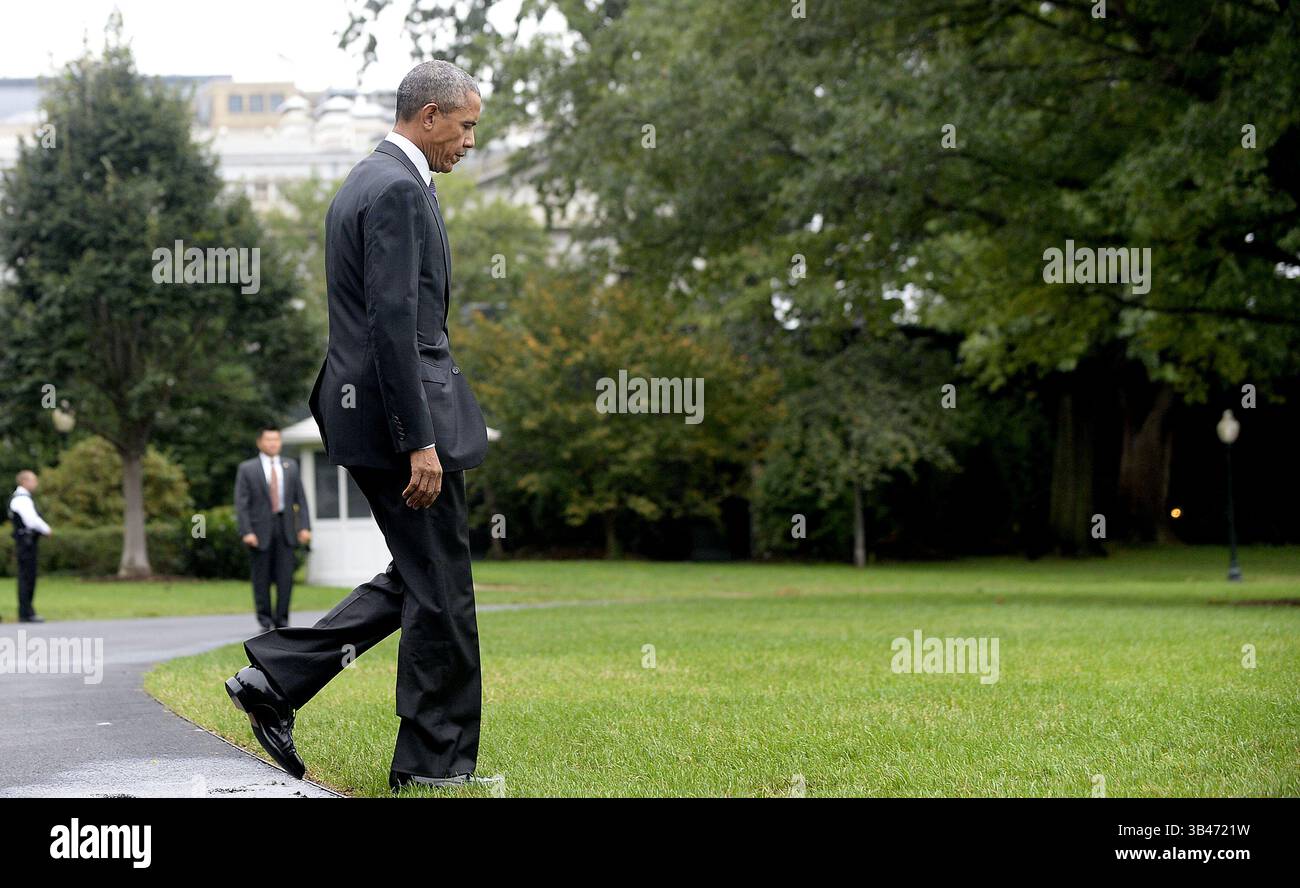 4 ottobre 2015 - Washington, District of Columbia, Stati Uniti d'America - il presidente degli Stati Uniti Barack Obama cammina sul South Lawn verso il Marine prima della sua partenza dalla Casa Bianca il 4 ottobre 2015 a Washington, DC. Il presidente Obama sta viaggiando a Emmitsburg, Maryland per presentare osservazioni al 34th National Fallen Firefighters Memorial Service..credito: Olivier Douliery / Pool via CNP (Credit Image: © Olivier Douliery/CNP via ZUMA Wire) Foto Stock